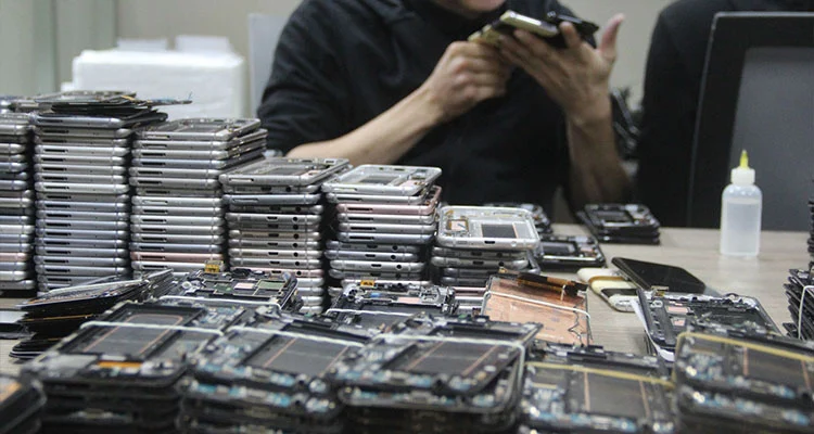 iPhone LCD திரையின் விலைகள் 2026 இல் துருவப்படுத்தப்படுகின்றன: ஏன் பழுதுபார்க்கும் கடைகள் மீண்டும் புதுப்பிக்கப்பட்ட அசல் காட்சிகளுக்கு மாறுகின்றன